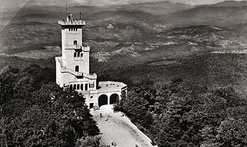 Смотровая башня на вершине горы Ахун, построенная по проекту архитектора Сергея Воробьёва и открытая 6 июня 1936 года.